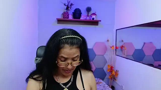 Discover our girls online shows and discover the company of countless livestreamers, with stunning shapes, sex toys and more.