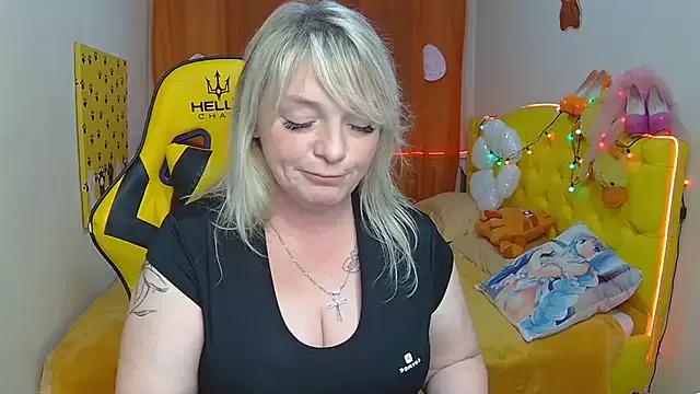 Discover our girls online shows and discover the company of countless livestreamers, with stunning shapes, sex toys and more.
