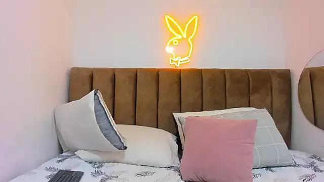 Discover our girls online shows and discover the company of countless livestreamers, with stunning shapes, sex toys and more.