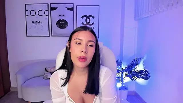 Discover our girls online shows and discover the company of countless livestreamers, with stunning shapes, sex toys and more.