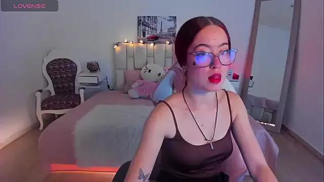 Discover our girls online shows and discover the company of countless livestreamers, with stunning shapes, sex toys and more.