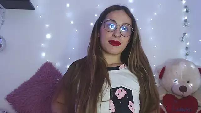 Discover our girls online shows and discover the company of countless livestreamers, with stunning shapes, sex toys and more.