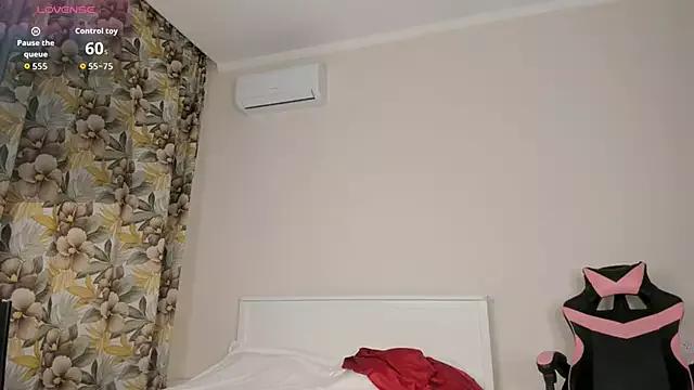 Discover our girls online shows and discover the company of countless livestreamers, with stunning shapes, sex toys and more.