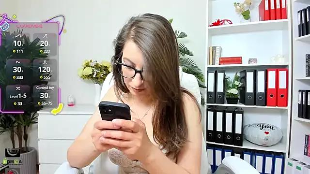Discover our girls online shows and discover the company of countless livestreamers, with stunning shapes, sex toys and more.