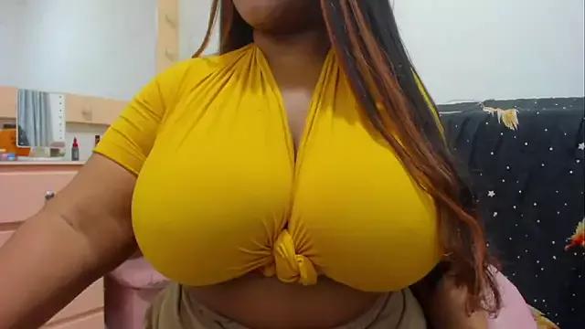 Amazonbrunett_ from StripChat