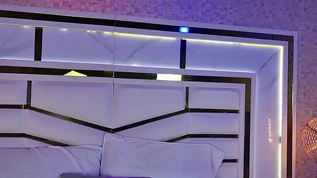 Discover our girls online shows and discover the company of countless livestreamers, with stunning shapes, sex toys and more.
