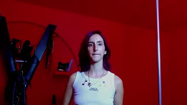 Discover our girls online shows and discover the company of countless livestreamers, with stunning shapes, sex toys and more.