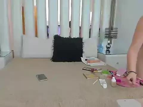 Discover our girls online shows and discover the company of countless livestreamers, with stunning shapes, sex toys and more.