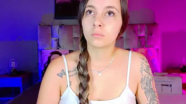 Discover our girls online shows and discover the company of countless livestreamers, with stunning shapes, sex toys and more.