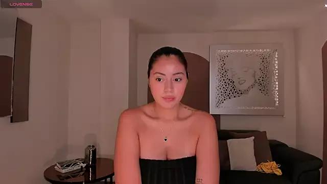 Discover our girls online shows and discover the company of countless livestreamers, with stunning shapes, sex toys and more.