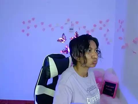 Discover our girls online shows and discover the company of countless livestreamers, with stunning shapes, sex toys and more.