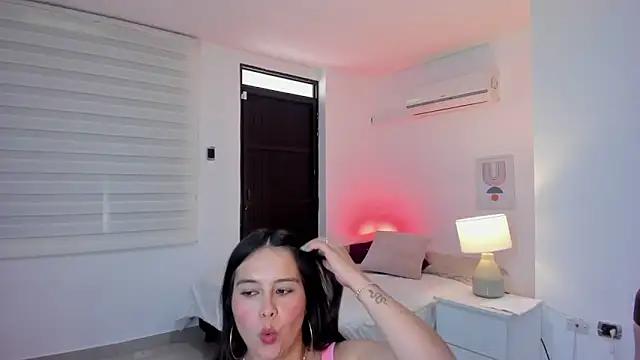 Discover our girls online shows and discover the company of countless livestreamers, with stunning shapes, sex toys and more.