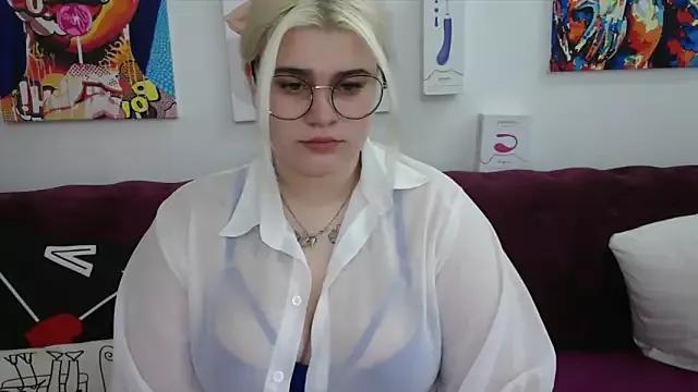 Discover our girls online shows and discover the company of countless livestreamers, with stunning shapes, sex toys and more.