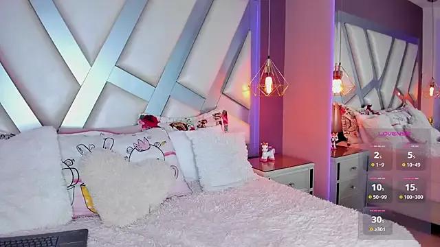 Discover our girls online shows and discover the company of countless livestreamers, with stunning shapes, sex toys and more.