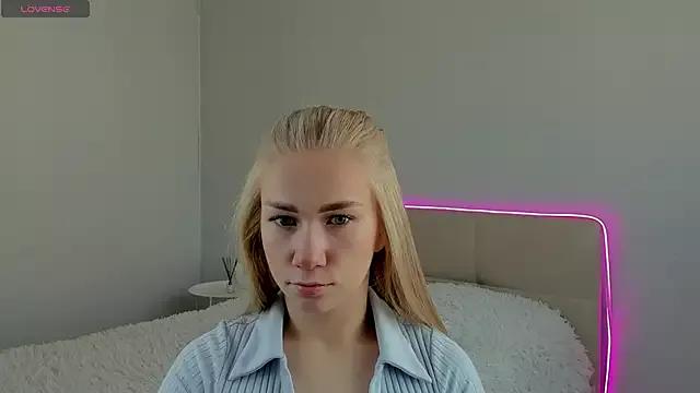 Discover our girls online shows and discover the company of countless livestreamers, with stunning shapes, sex toys and more.