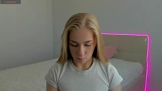 Discover our girls online shows and discover the company of countless livestreamers, with stunning shapes, sex toys and more.