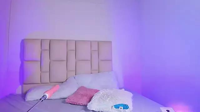 Discover our girls online shows and discover the company of countless livestreamers, with stunning shapes, sex toys and more.