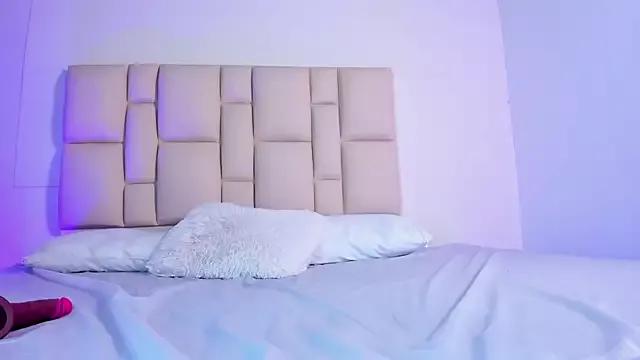 Discover our girls online shows and discover the company of countless livestreamers, with stunning shapes, sex toys and more.