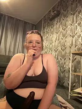 Discover our girls online shows and discover the company of countless livestreamers, with stunning shapes, sex toys and more.