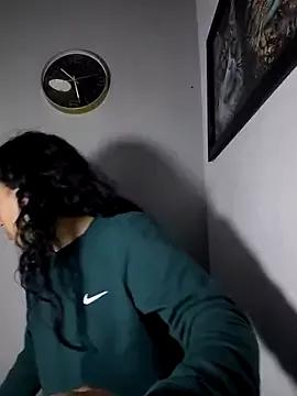 Discover our girls online shows and discover the company of countless livestreamers, with stunning shapes, sex toys and more.