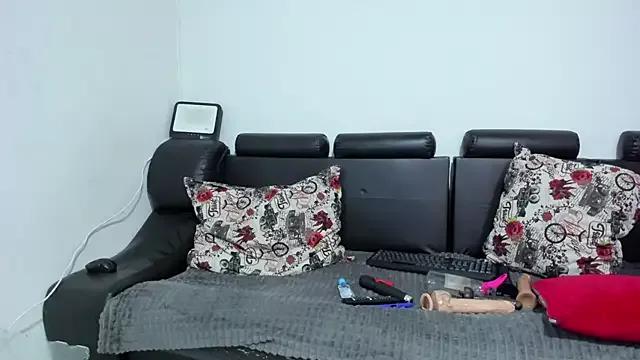 Discover our girls online shows and discover the company of countless livestreamers, with stunning shapes, sex toys and more.