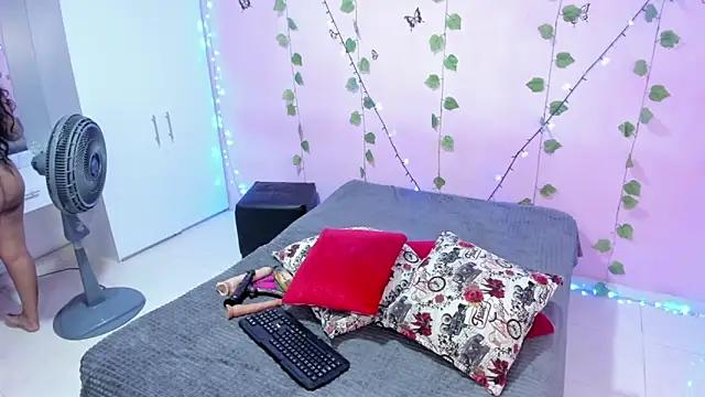 Discover our girls online shows and discover the company of countless livestreamers, with stunning shapes, sex toys and more.
