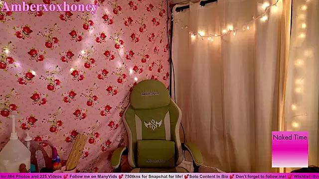 Discover our girls online shows and discover the company of countless livestreamers, with stunning shapes, sex toys and more.