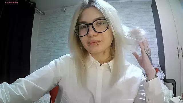 AmeeDelmonace from StripChat is Freechat