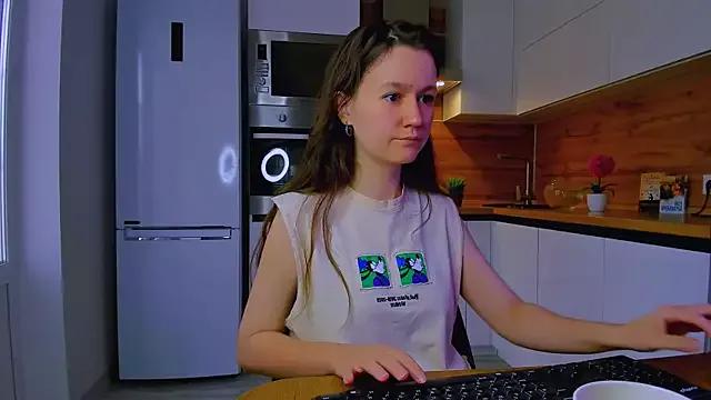 Discover our girls online shows and discover the company of countless livestreamers, with stunning shapes, sex toys and more.
