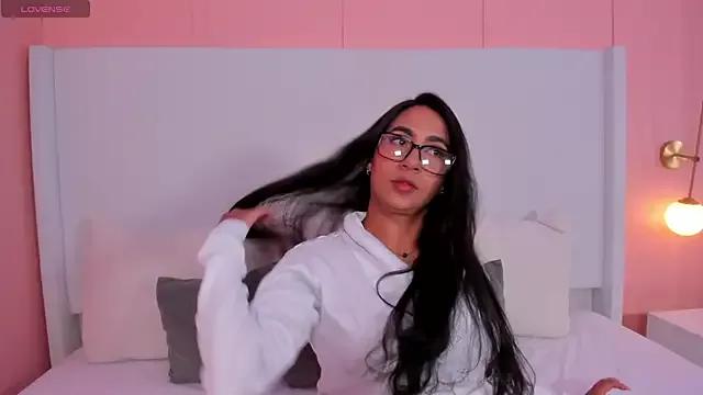 Discover our girls online shows and discover the company of countless livestreamers, with stunning shapes, sex toys and more.