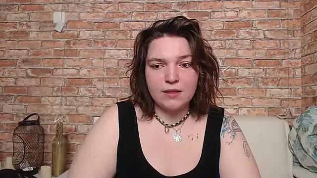 Discover our girls online shows and discover the company of countless livestreamers, with stunning shapes, sex toys and more.