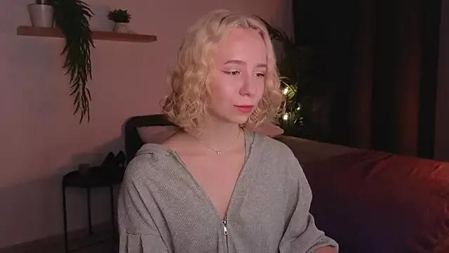 Discover our girls online shows and discover the company of countless livestreamers, with stunning shapes, sex toys and more.
