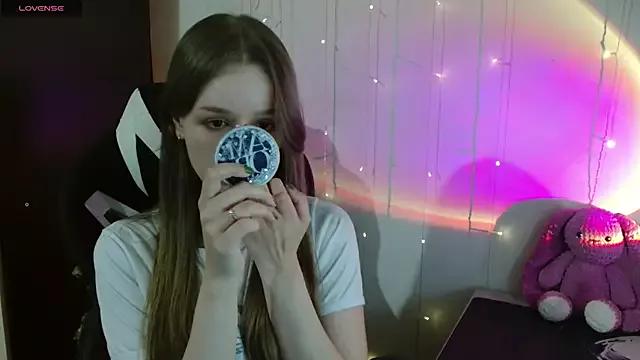 Discover our girls online shows and discover the company of countless livestreamers, with stunning shapes, sex toys and more.