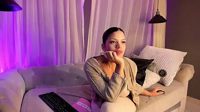 Discover our girls online shows and discover the company of countless livestreamers, with stunning shapes, sex toys and more.