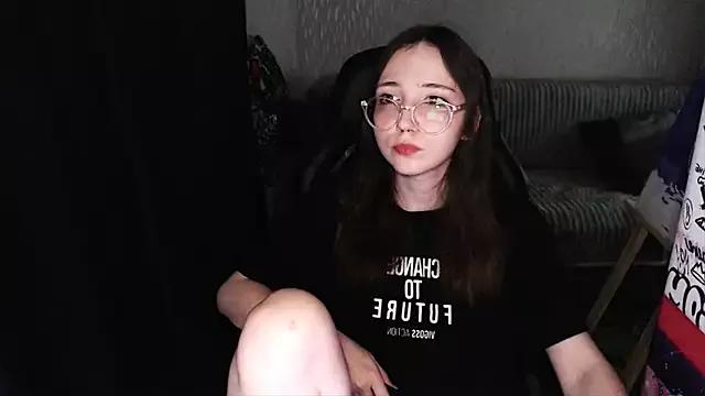 Discover our girls online shows and discover the company of countless livestreamers, with stunning shapes, sex toys and more.