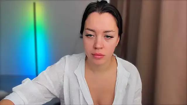 Discover our girls online shows and discover the company of countless livestreamers, with stunning shapes, sex toys and more.