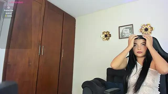 Discover our girls online shows and discover the company of countless livestreamers, with stunning shapes, sex toys and more.