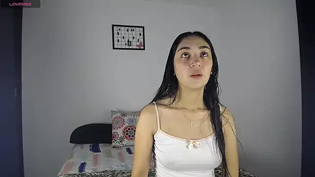 Discover our girls online shows and discover the company of countless livestreamers, with stunning shapes, sex toys and more.