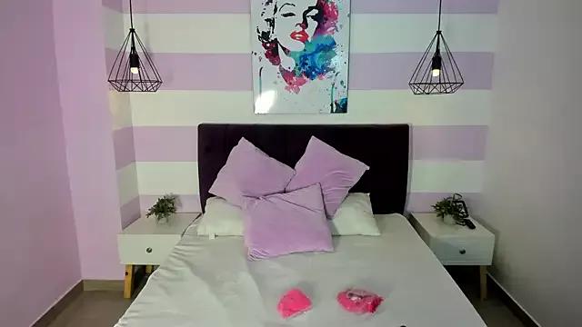 Discover our girls online shows and discover the company of countless livestreamers, with stunning shapes, sex toys and more.