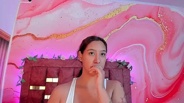 Discover our girls online shows and discover the company of countless livestreamers, with stunning shapes, sex toys and more.