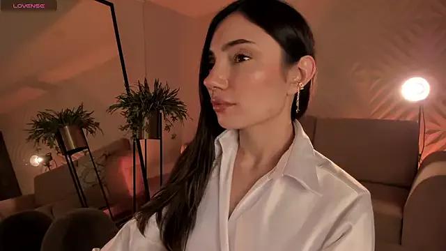 Discover our girls online shows and discover the company of countless livestreamers, with stunning shapes, sex toys and more.