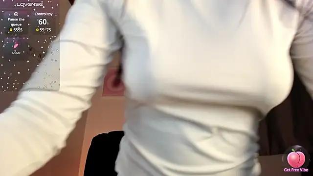 Discover our girls online shows and discover the company of countless livestreamers, with stunning shapes, sex toys and more.