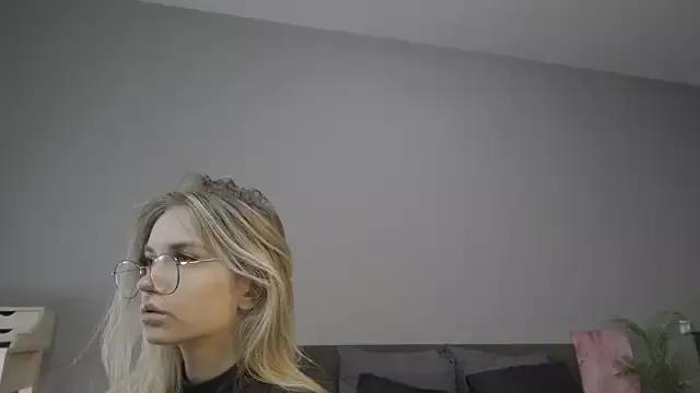 AmyLinee from StripChat is Freechat
