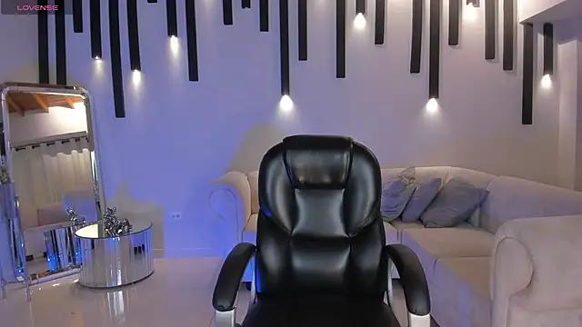 Discover our girls online shows and discover the company of countless livestreamers, with stunning shapes, sex toys and more.