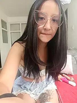 Discover our girls online shows and discover the company of countless livestreamers, with stunning shapes, sex toys and more.