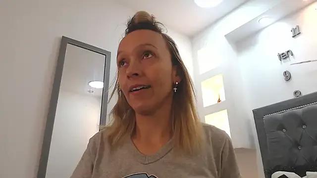 Discover our girls online shows and discover the company of countless livestreamers, with stunning shapes, sex toys and more.