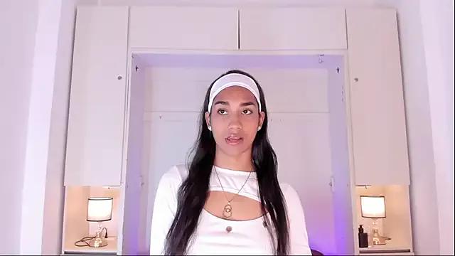 Discover our girls online shows and discover the company of countless livestreamers, with stunning shapes, sex toys and more.