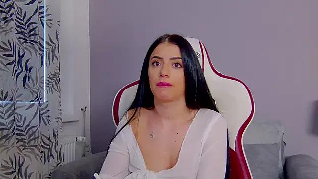 Discover our girls online shows and discover the company of countless livestreamers, with stunning shapes, sex toys and more.
