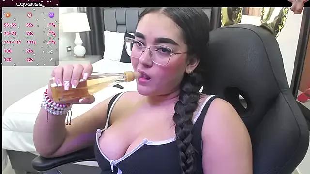 Discover our girls online shows and discover the company of countless livestreamers, with stunning shapes, sex toys and more.