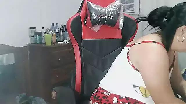 Discover our girls online shows and discover the company of countless livestreamers, with stunning shapes, sex toys and more.